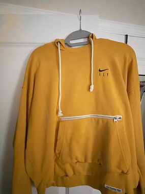 Nike Crewneck Pullover in Mustard size L
